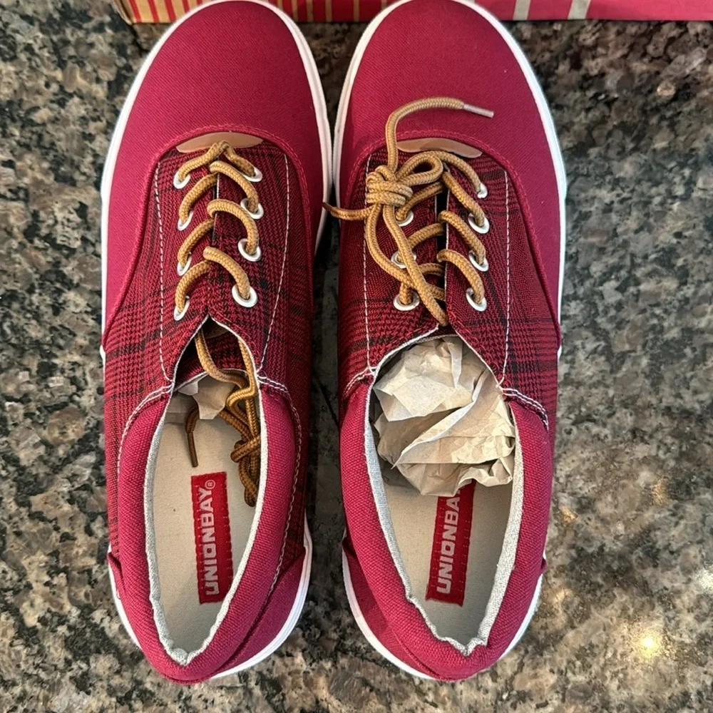Unionbay men’s red and black canvas sneakers NIB 9.5